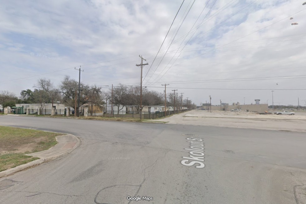 Armed Man Holds Teen, Two Women Hostage at West Side Home, SAPD Says