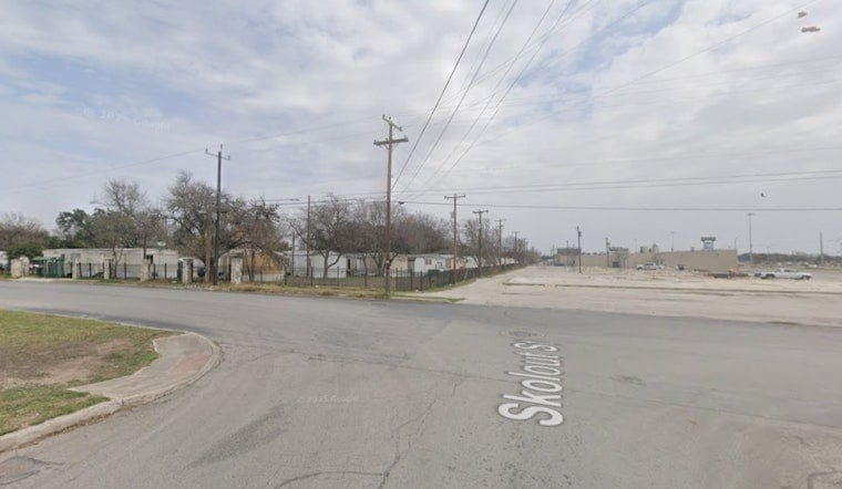 Armed Man Holds Teen, Two Women Hostage at West Side Home, SAPD Says