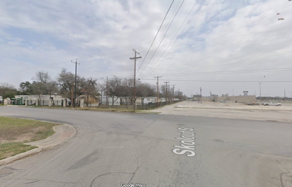 Armed Man Holds Teen, Two Women Hostage at West Side Home, SAPD Says