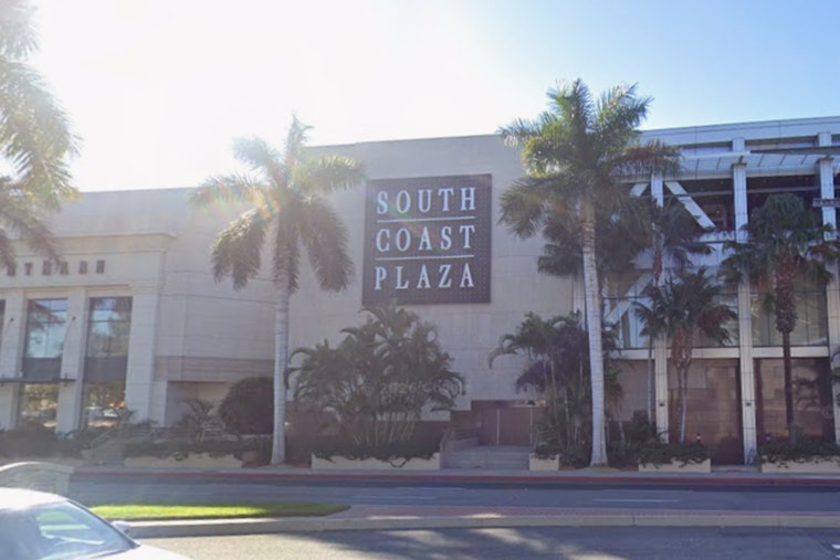 Barnes & Noble Reopens in Costa Mesa, Ending Decade-Long Gap at South Coast Plaza