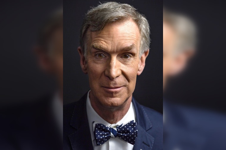 Bill Nye and Sophie Shrand Pack Obama Center to Teach Democracy With Jokes