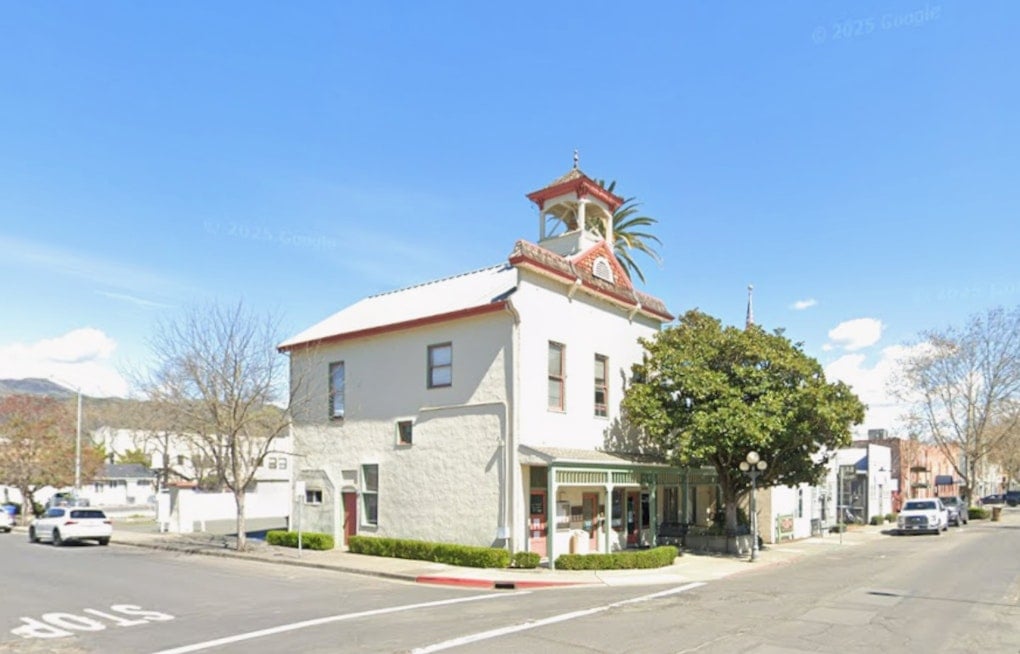 Calistoga Skips November Vote, Hands Retired Principal the Mayor's Gavel