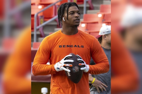 Cincy Jersey Swap: Ja’Marr Chase, Reds Rookie Sal Stewart Trade Threads at Bengals Camp