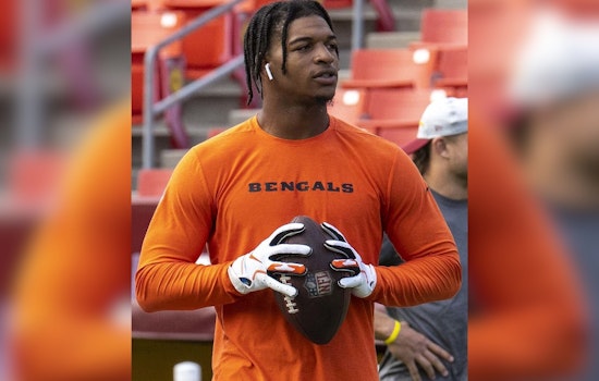 Cincy Jersey Swap: Ja’Marr Chase, Reds Rookie Sal Stewart Trade Threads at Bengals Camp