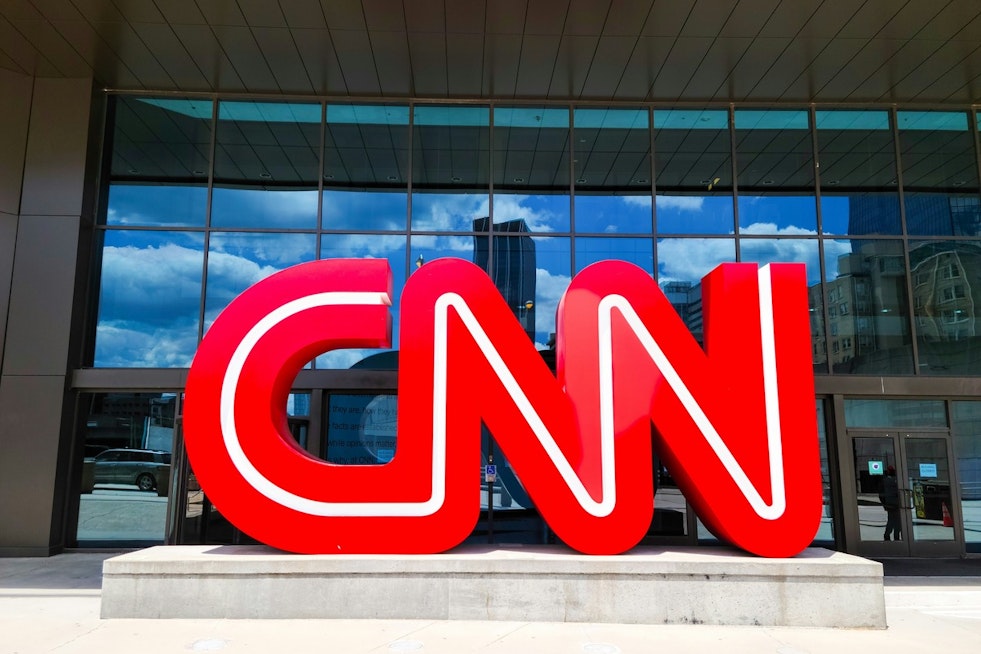 CNN Mistakes Vegas Dolly Parton Impersonator for Icon, Issues Apology