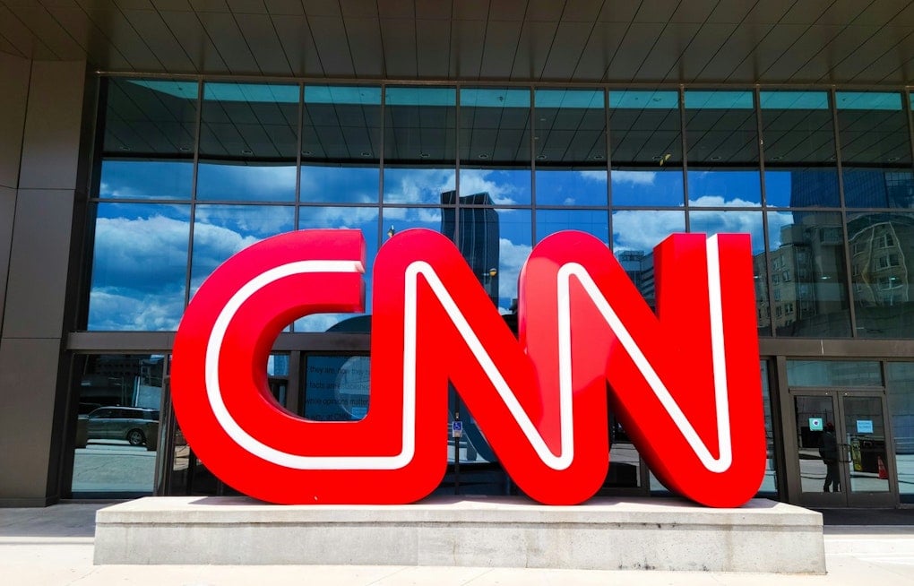 CNN Mistakes Vegas Dolly Parton Impersonator for Icon, Issues Apology