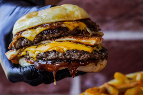 Da Burger Wing Hub Lands on Keʻeaumoku With $160 Tomahawk and 1.5-Pound Wagyu Burger
