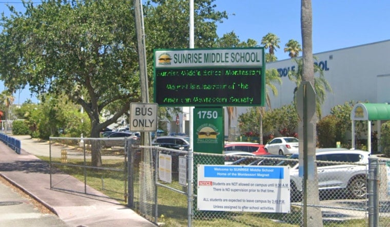 Fort Lauderdale Middle Schoolers Get 50 VR Headsets in $500K Football Grant