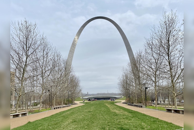Gateway Arch Goes Dark All September to Guide Migrating Birds Safely South