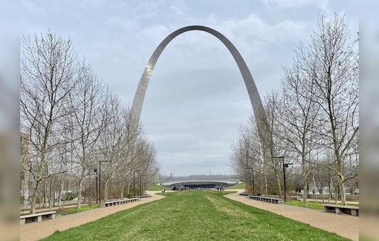 Gateway Arch Goes Dark All September to Guide Migrating Birds Safely South