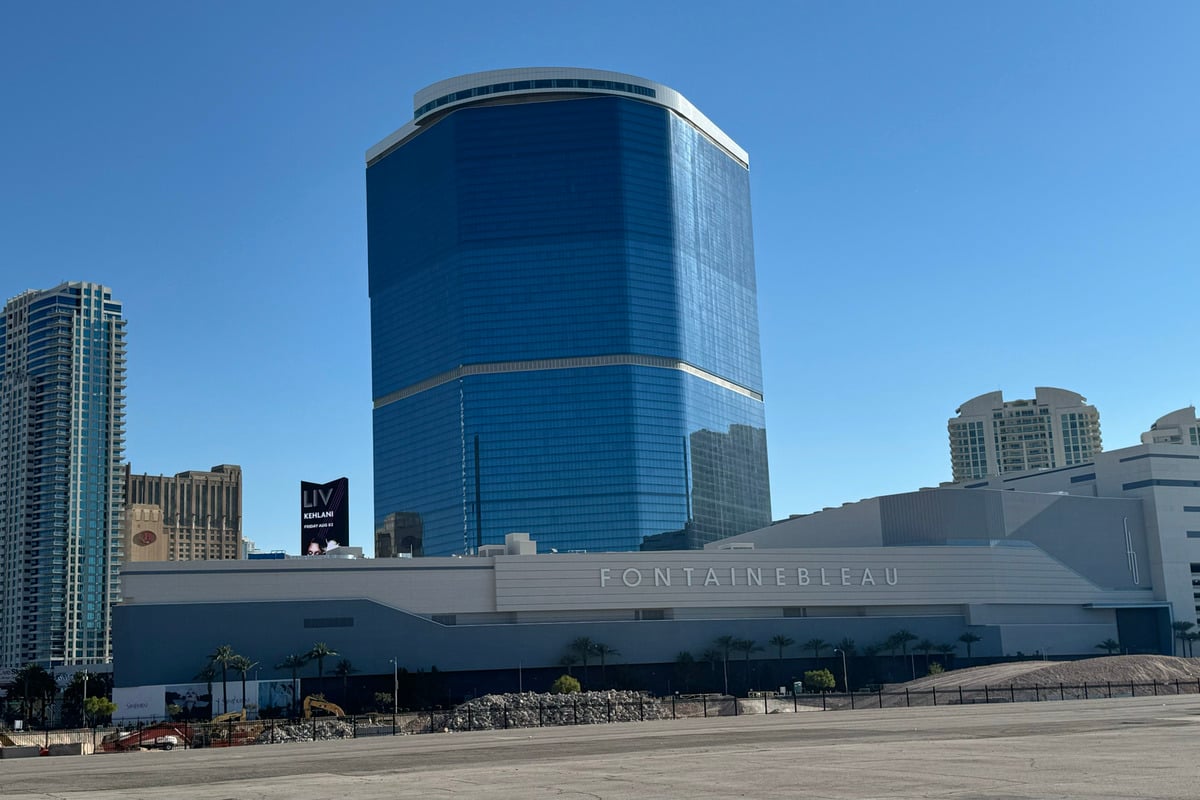 Fontainebleau Las Vegas Glass Falls Onto Strip Traffic