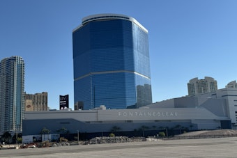 Glass Falls From Fontainebleau Las Vegas Tower, Strikes Cars Below