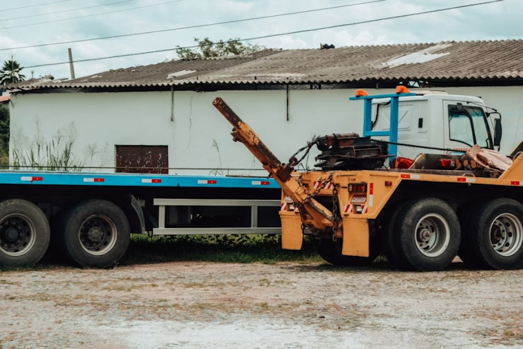 Hawaii Lawmakers Weigh Crackdown on Towing Firms After $33,000 Guardrail Bill