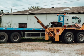 Hawaii Lawmakers Weigh Crackdown on Towing Firms After $33,000 Guardrail Bill