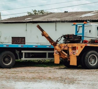 Hawaii Lawmakers Weigh Crackdown on Towing Firms After $33,000 Guardrail Bill