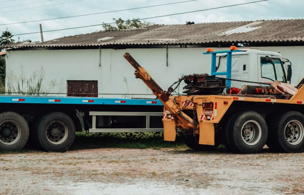Hawaii Lawmakers Weigh Crackdown on Towing Firms After $33,000 Guardrail Bill