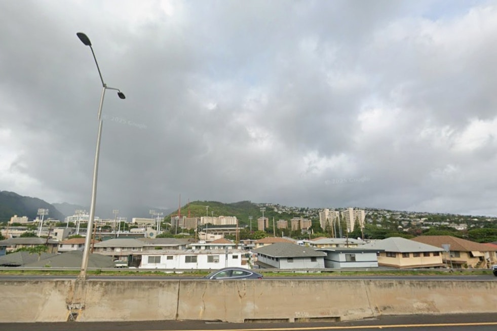 High Tides and Strong Winds as Honolulu Braces for Offshore Tropical Threat
