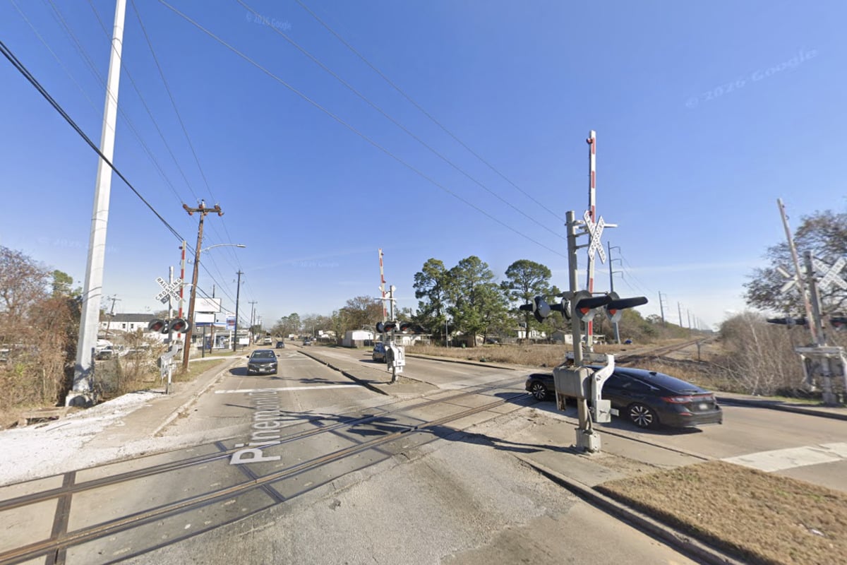 Houston Driver, 6-Foot-4, Holds Up 40-Pound Rail Gate for Hours on Pinemont