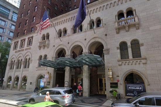 Hundreds of Tall Chicagoans Gather at Allerton Hotel, Finally See Eye-to-Eye