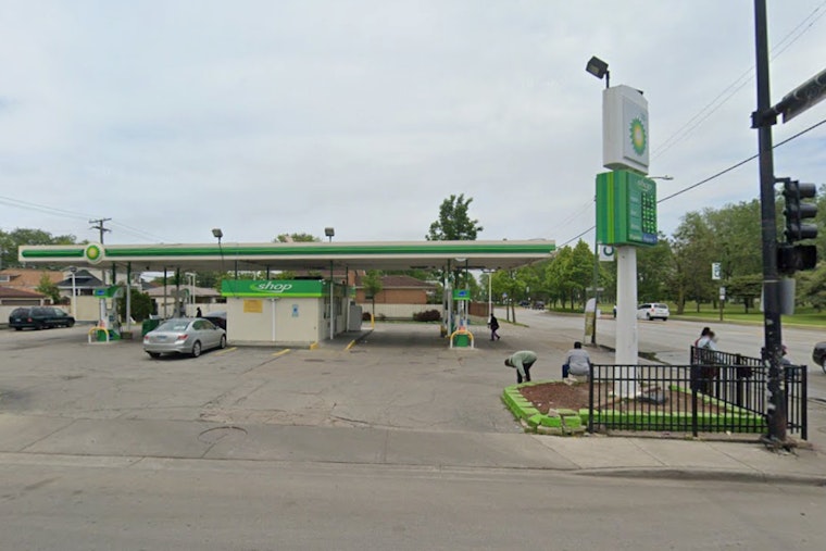 Jeeps Turn Chicago's Roseland Gas Station Into Drive-Thru in Brazen ATM Heist