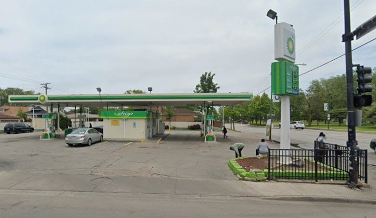 Jeeps Turn Chicago's Roseland Gas Station Into Drive-Thru in Brazen ATM Heist