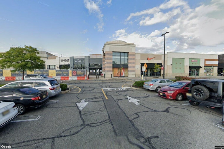 Josh Capon Hands Out Free Burgers At New Paramus Mall Spot Before Debut