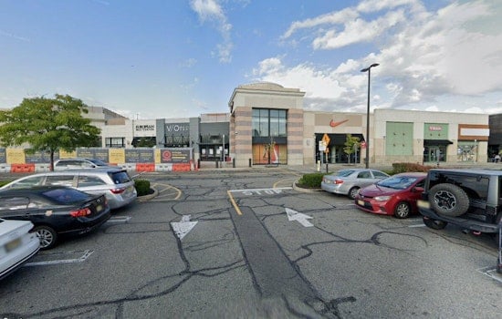 Josh Capon Hands Out Free Burgers At New Paramus Mall Spot Before Debut
