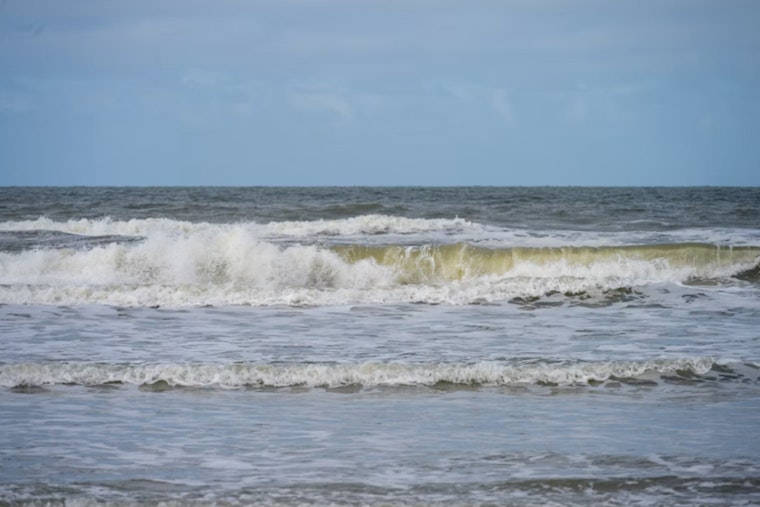 Killer Waves Pound Milwaukee’s Lakefront as Midweek Storms Loom