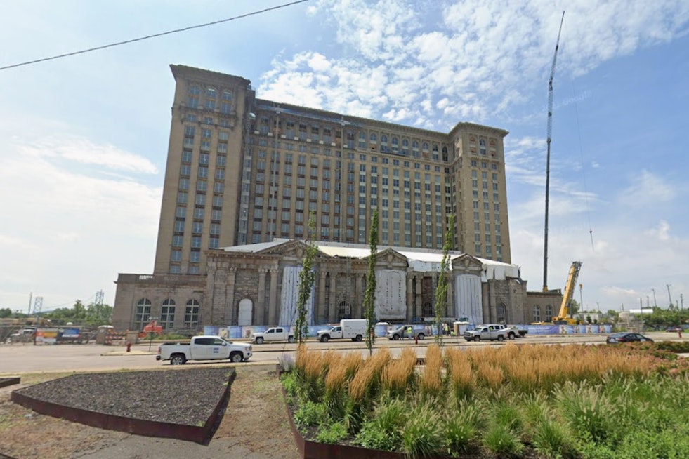 Lincoln Loyalists Roll Into Detroit’s Michigan Central for Retro Ride-In