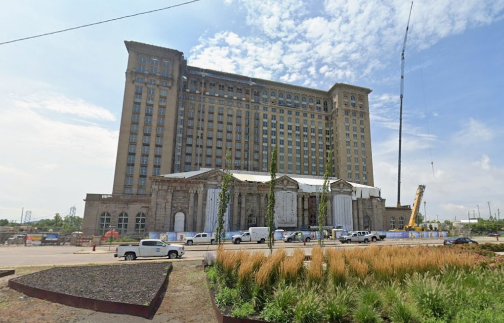 Lincoln Loyalists Roll Into Detroit’s Michigan Central for Retro Ride-In