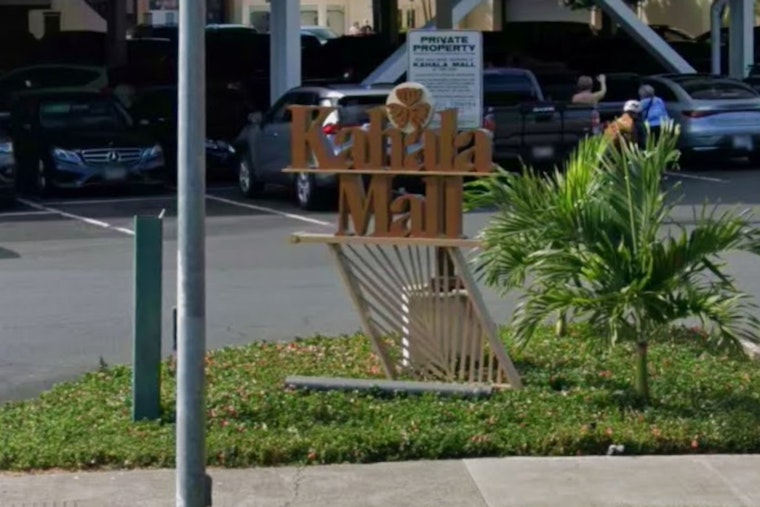Matson Truck Slams Into Kahala Mall Wall Near The Counter Restaurant