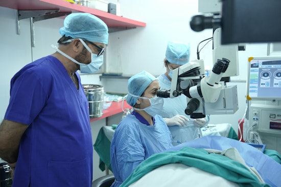 Medicare Cuts Cataract Pay, So Eye Doctors Push Pricey Laser Upgrades