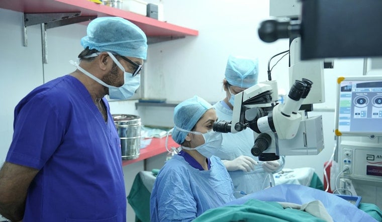 Medicare Cuts Cataract Pay, So Eye Doctors Push Pricey Laser Upgrades