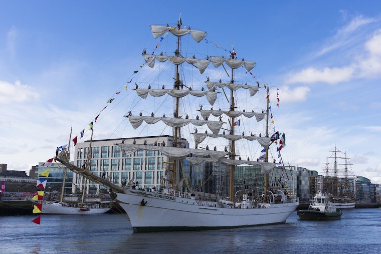 Mexican Navy Ship Cuauhtémoc Sails Into Honolulu, Honors Sailors Lost in NY Crash