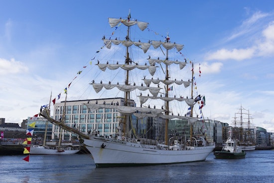 Mexican Navy Ship Cuauhtémoc Sails Into Honolulu, Honors Sailors Lost in NY Crash