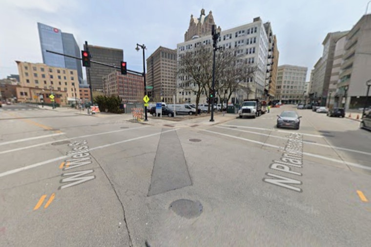 Milwaukee Dive Team Pulls Man From River Near Riverwalk, Starts CPR On Scene