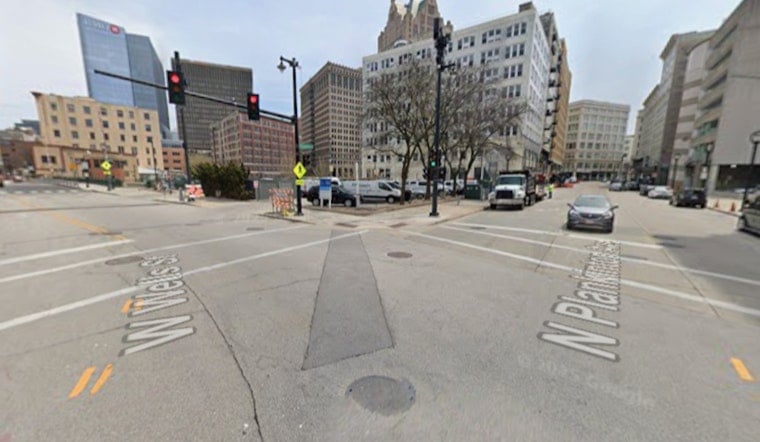 Milwaukee Dive Team Pulls Man From River Near Riverwalk, Starts CPR On Scene