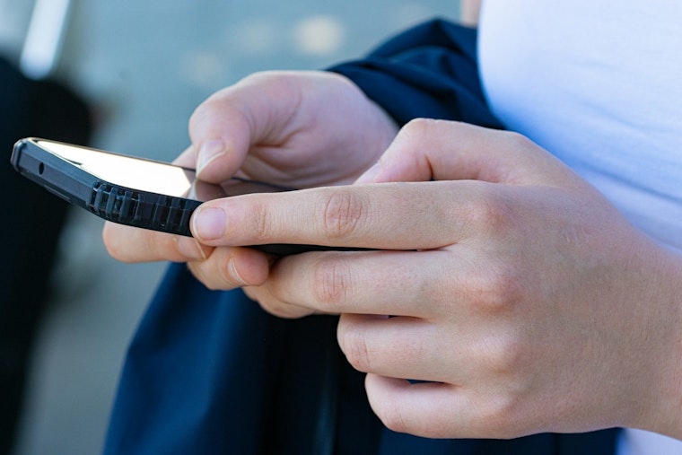 Minnesota Teacher Likens Phones to Public Health Crisis, Pushes Statewide Ban