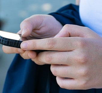 Minnesota Teacher Likens Phones to Public Health Crisis, Pushes Statewide Ban
