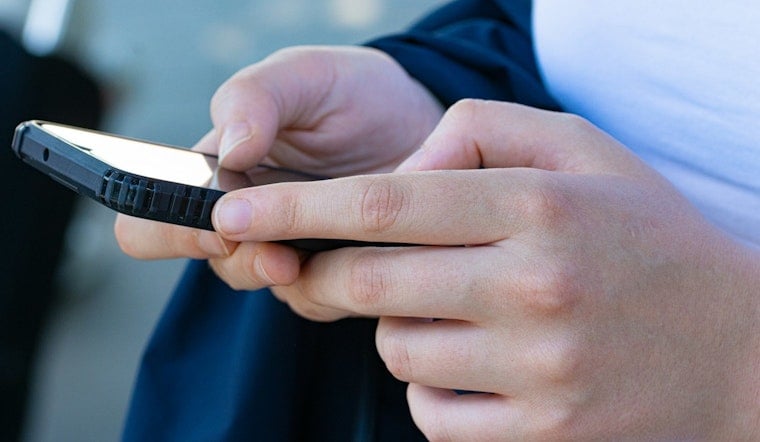 Minnesota Teacher Likens Phones to Public Health Crisis, Pushes Statewide Ban