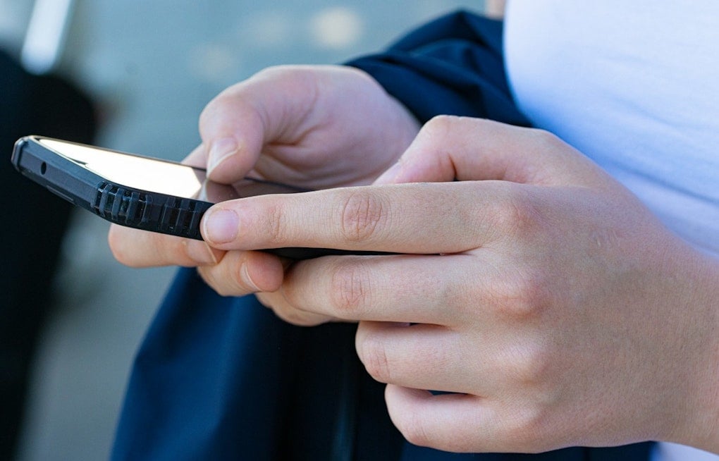 Minnesota Teacher Likens Phones to Public Health Crisis, Pushes Statewide Ban