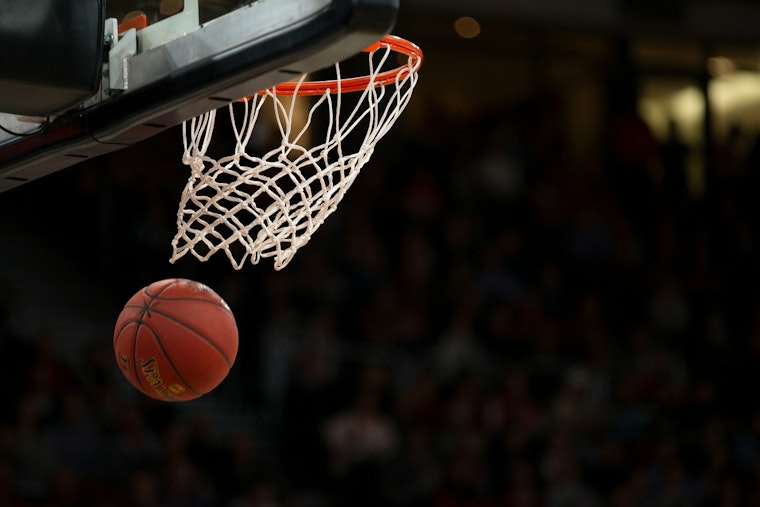 OG Anunoby Relives Iconic Knicks Tip-In With Brooklyn Streetballers in Times Square