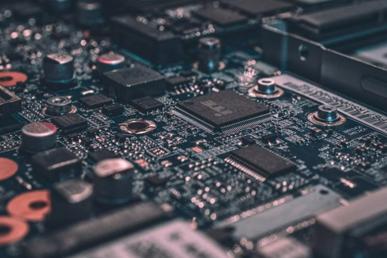 Phoenix Chip Boom Braces for $103K H-1B Fee That Could Choke Talent Pipeline