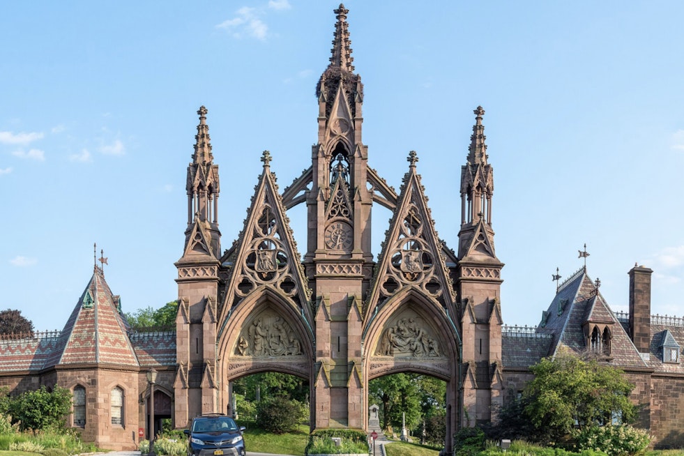 Queer Date Night Among the Dead: Free Film Fest Haunts Green-Wood Cemetery