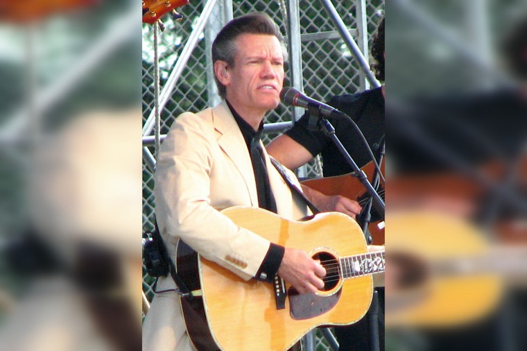 Randy Travis Flies To Chicago To Grant A Cancer Patient’s Wish