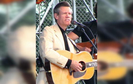 Randy Travis Flies To Chicago To Grant A Cancer Patient’s Wish