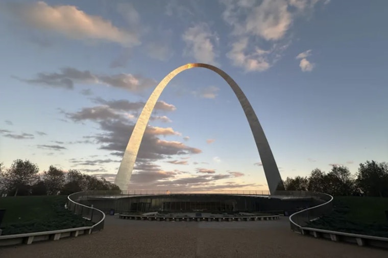 St. Louis Gateway Arch Private-Party Bill Jumps Senate Hurdle
