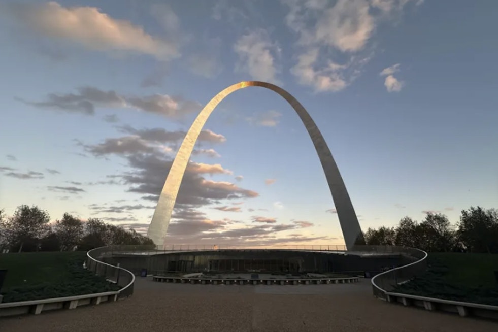 St. Louis Gateway Arch Private-Party Bill Jumps Senate Hurdle
