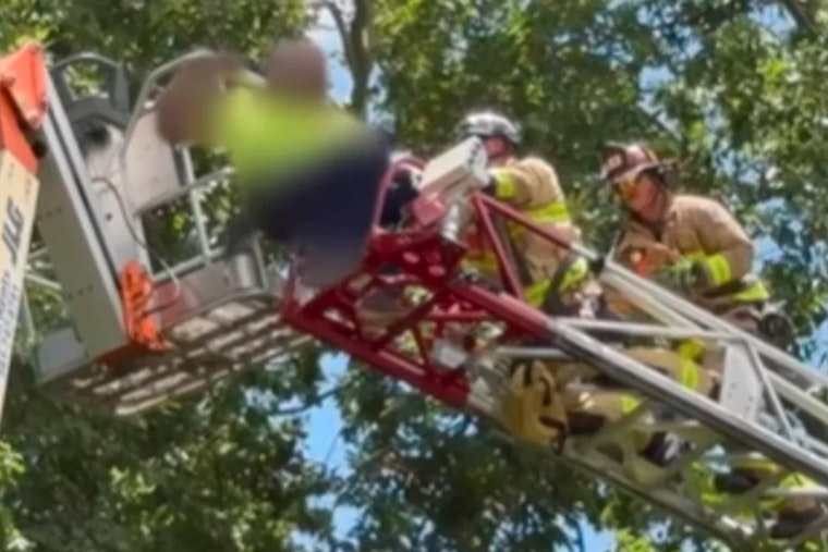 Stuart Tree Trimmer Stuck 40 Feet Up on Dead Lift, Crews Pull Off Rope Rescue