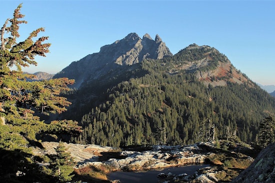 Three Queens Fire Forces Cooper Lake Evacuations, Shuts 50 Miles of PCT